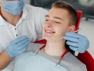 mlady muz u zubare