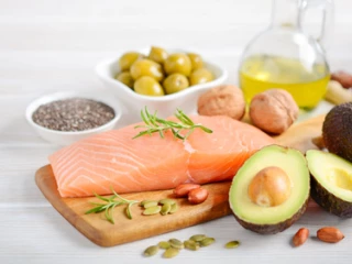 Zdravé stravování zahrnuje ryby, zeleninu i avokádo.
