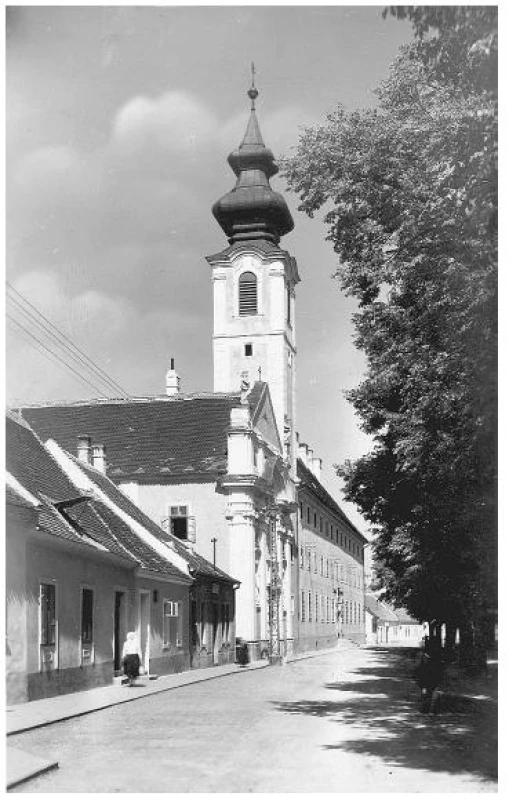 Kostel a konvent Milosrdných bratří ve Skalici na dobové fotografii (zdroj: &lt;a href=&quot;http://www.skalica.sk&quot;&gt;www.skalica.sk&lt;/a&gt;)
